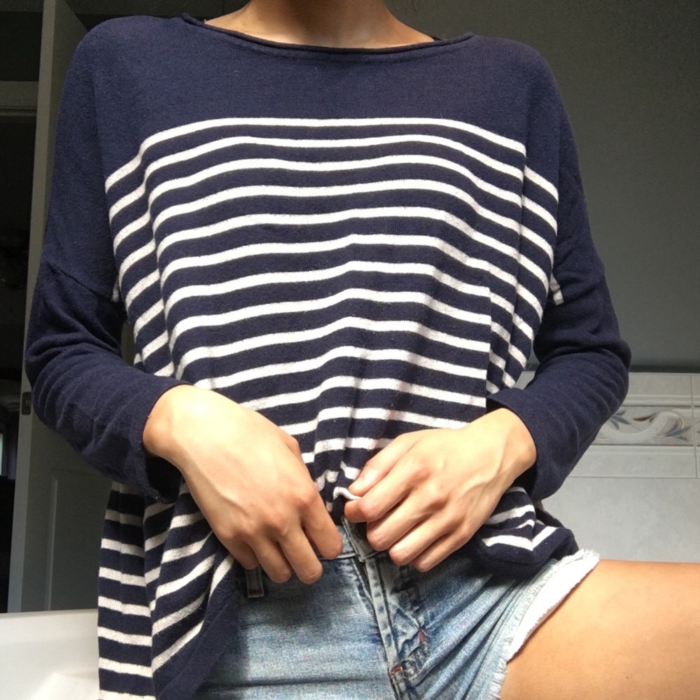 🦋H&M NAVY AND WHITE STRIPED SWEATER🦋